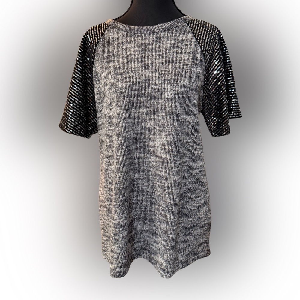 New Trendy Doe & Rae‎ Black and Gray Sequin Short Sleeve Sweater Sz Small